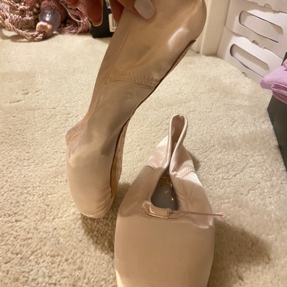 Pointe shoes + free items - Picture 4 of 5